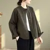 Foto real de la nueva chaqueta de trabajo corta de 2026, con cuello mao y corte holgado, para mujeres petite
