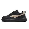 Sapatos casuais de couro masculinos KYD-912 para primavera e verão, tênis brancos confortáveis, sapatos casuais de cano baixo com sola macia e painel de malha respirável