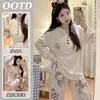 Pijama nuevo estilo 2026 para mujer, de manga larga y pantalón largo, con tejido acanalado de seda helada y copas integradas en el pecho, con un lindo diseño de gato de dibujos animados y un estilo relajado e informal para estar en casa