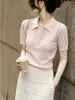 Top de punto de manga corta con cuello polo estilo commuter para mujer en rosa claro, con un ambiente relajado, elegante y rejuvenecedor, versátil y de nicho