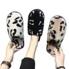 Zapatillas de casa populares para otoño e invierno 2026, estampado de leopardo estilo coreano, cálidas y a la moda, felpa suave, zapatillas de algodón con suela suave, estilo pareja
