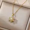 Collar para mujer estilo japonés y coreano transfronterizo copo de nieve mismo estilo micro-incrustado flor circonita conjunto giratorio traje collar de acero de titanio al por mayor
