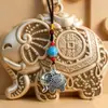 Estilo étnico chino joyería de aleación elefante auspicioso colgante de llavero para hombres y mujeres pequeño accesorio decoración venta al por mayor