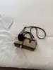 Nueva bolsa tipo Boston de color block retro 2026 para mujer, con una lujosa textura de terciopelo, y diseñada como un bolso tote, bolso de hombro o bolso cruzado versátil para el trabajo.