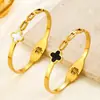 Pulsera de Acero Inoxidable Dorada de Trébol de Cuatro Hojas de la Suerte, Pulsera Versátil de Acero de Titanio con Diseño Calado, Pulsera con Cierre de Resorte