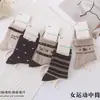 Nuevos calcetines de otoño e invierno hasta la pantorrilla para mujer, calcetines deportivos de algodón estilo universitario, calcetines de dibujos animados a la moda, venta al por mayor del fabricante de calcetines de Liaoyuan