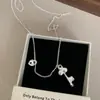 Colar com Pingente Cadeado Estilo Minimalista para Mulheres Luxo Leve Nicho Toque de Alto Padrão Corrente de Suéter Design Único Acessório para Pendurar no Pescoço