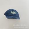 Hermoso gorro para bebé, de tela vaquera lavada y usada, acolchado, bordado y con visera suave.