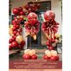 La atmósfera en la puerta de la ceremonia de inauguración de la gran y auspiciosa cesta de flores está decorada con globos y columnas.. La escena de la celebración del aniversario del centro comercial.
