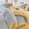 Colección de otoño e invierno: juego de ropa de cama de terciopelo de leche de cuatro piezas, funda de edredón de forro polar coral gruesa por ambos lados y juego de sábanas de franela de tres piezas
