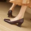 Zapatos de tacón alto rojos de piel de vaca de primera capa de 6 cm, temporada Primavera y Otoño 2026, para todas las estaciones, piel genuina, boca poco profunda, tacón grueso, zapatos de mujer para ir al trabajo
