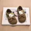 Sapatos de Couro para Meninas Sapatos Birkenstock Outono e Inverno 2025 Forrados com Lã Novos Sapatos Infantis de Solado Macio Antiderrapante Gatinho Kt Sapatos de Princesa