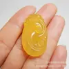Colgante de ágata amarillo tipo hielo de Guanyin Buda, disponible en estilos unisex, con patrones de nubes auspiciosas y un amuleto Pi Xiu, con varios diseños disponibles para transmisión en vivo y en stock