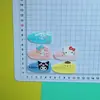 Lindas Figuras de Dibujos Animados Sanrio Forma de Gota Acrílico Escamas DIY Pasador Adorno para el Cabello Agujero Flor para Zapatos Imán para Refrigerador Accesorios