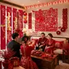 Decoração de quarto de casamento com caracteres grandes "felicidade dupla" em papel recortado para criar uma atmosfera festiva na sala de estar da casa dos recém-casados
