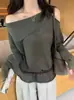 Suéter de tricô casual novo estilo outono de 2026, ombro a ombro, com detalhes vazados, para mulheres, design solto e de luxo leve, blusa de manga longa