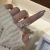 Anillo de Flor Hueca de Estilo Dulce Femenino, Moderno y Versátil, Apilable, Elegante Anillo Abierto, Popular Anillo para el Dedo Índice
