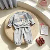 Conjunto Infantil Primavera e Outono 2026 Estilo Coreano Chic e Feminino Moletom de Gola Redonda Calça com Elástico nas Cinturas e Punhos Peça Dupla Versátil Versão Coreana