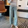 Calça Cropped de Maternidade Azul Claro Outono e Primavera Roupa Externa Suporte para Barriga Jeans Não Apertado Ajustável Reta Calça de Perna Larga