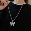 Cadena de suéter con colgante de mariposa de diamantes completos, larga y versátil, elegante cadena de caja de acero inoxidable, collar accesorio para ropa de otoño e invierno