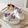 Zapatillas deportivas infantiles estilo coreano 2026 modelo nuevo primavera-verano, zapatos casuales transpirables con suelas suaves, diseño de malla simple con dibujos animados, zapatillas versátiles para niñas