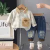 Conjunto moderno y genial de dos piezas para niños: una sudadera con cuello y pantalones de mezclilla, con textura tie-dye, colores contrastantes y bolsillos de parche, perfectos para el uso diario y salidas