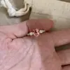 Anillo Ovalado Huevo de Paloma de Plata de Ley S925 con Diamante Rosa Paraiba Lleno de Diamantes, Dulce y Versátil, Accesorio de Anillo de Dedo Índice de Alta Gama