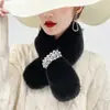Cachecol de pelúcia com cruz de pérolas cachecol de pele sintética feminino outono e inverno gola de pele espessada quente cachecol de coelho Rex sintético versátil