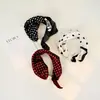 Bufanda Pequeña de Seda Estilo Nuevo con Hebilla Magnética Perezosa y Tacto de Alta Gama, Cadena de Perlas para Clavícula para Mujer, Bufanda Pequeña con Elemento de Carruaje de Lunares Paisley