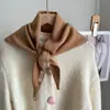 Cachecol Triangular Versátil de Cor Pura 100% Lã Outono e Inverno Novo Turbante Quente Protetor de Pescoço Pequeno Decorativo Estilo Coreano