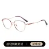 Elegantes gafas moradas cat-eye para mujer, montura de titanio puro para gafas de prescripción C7035, montura de titanio ultraligera para rostros cuadrados y redondos