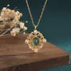 Atacado de colar com pingente oco banhado a ouro de design palaciano antigo com calcita oval incrustada, apresentado em transmissões ao vivo de influenciadores