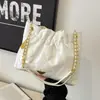 Bolsa de ombro tipo balde acolchoada com corrente estilo Chanel para mulheres, moderna e fashion no TikTok, bolsa tote de cor sólida, bolsa de axila de grande capacidade