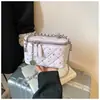 Bolsa quadrada pequena acolchoada com corrente estilo Chanel para mulheres 2026, bolsa de mão nova da moda, bolsa versátil de ombro e transversal