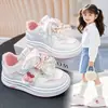 Tênis infantis, calçados esportivos para meninas, novos modelos de primavera e outono, sapatos brancos para estudantes, leves, solas macias, calçados casuais para crianças de tamanho médio e grande.
