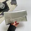 Bolso de Mano Texturizado de Color Sólido para Mujer, Moderno y Casual, Gran Capacidad, 2026 Elegante y Único Monedero Tipo Sobre