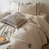 Conjunto de quatro peças em algodão e linho tingido estilo francês com capa de edredom bordada, lençol de cima e lençol com elástico para cama de 1,5m 1,8m Roupa de cama fresca e elegante