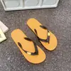 Sandalias de exterior para hombre, nuevas de verano 2026, chanclas de playa de moda, elegantes y únicas, adecuadas para estudiantes, con suelas antideslizantes
