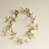 Rosas Simuladas, Flores Silvestres Pequenas, Trepadeiras, Flores Artificiais e Plantas Verdes, Tubos de Ar Condicionado Internos Enrolados em Arcos de Casamento para Decoração Atacado