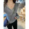 Camisa base gris para mujer con escote en V y ribete de encaje, nuevo top ajustado blanco y negro para principios de otoño 2025