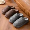 2026 Nuevas Pantuflas de Algodón para Hombre Talla Grande Otoño e Invierno para Interiores Hogar Cálidas Impermeables Antideslizantes Pantuflas de Cuero PU Invierno