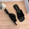 Zapatillas de nuevo estilo, acabado mate, sandalias versátiles de estilo francés con punta abierta para usar en exteriores, zapatillas de terciopelo para el verano 2026