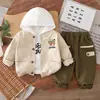 Conjunto de Roupa de Primavera e Outono para Meninos, Novo Estilo de Primavera para Bebês Meninos, Conjunto Casual e Estiloso de Cardigã, Moletom e Calça Comprida de Três Peças