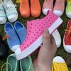 Zapatos de agujeros zapatos para niños al por mayor verano zapatos de agujeros para niños y niñas antideslizantes impermeables Huecos Zapatos de playa sandalias