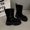 Botas plataforma estilosas de estilo britânico para mulheres, nova coleção outono 2026, projetadas para fazer mulheres baixinhas parecerem mais magras, altura até a panturrilha média e botas de montaria curtas