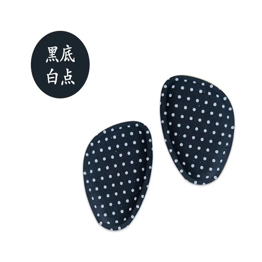 黑底白点