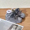 Zapatos de Entrenamiento Alemanes Suaves para Niños 2026 Primavera/Verano Nuevo Estilo Moda para Niñas Versátiles Casuales Zapatos Bajos para Niños Zapatillas de Tabla Pequeña Modernos