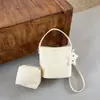 Bolsa feminina requintada e moderna, novo modelo 2026, bolsa pequena versátil de ombro e transversal de luxo leve de nicho