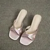 Sandálias de salto alto estilo stiletto francês, novo modelo verão 2026, femininas, cor nude, bico quadrado, verniz, tira cruzada, abertas