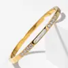 Popularidad Transfronteriza Personalidad Estilo Europeo y Americano Joyería de Mano de Lujo Ligero Nicho para Mujer Sensación de Alta Gama Diseño Incrustado con Pedrería Elegante Pulsera de Acero de Titanio
